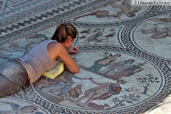 Arqueóloga en el Mosaico de los Amores